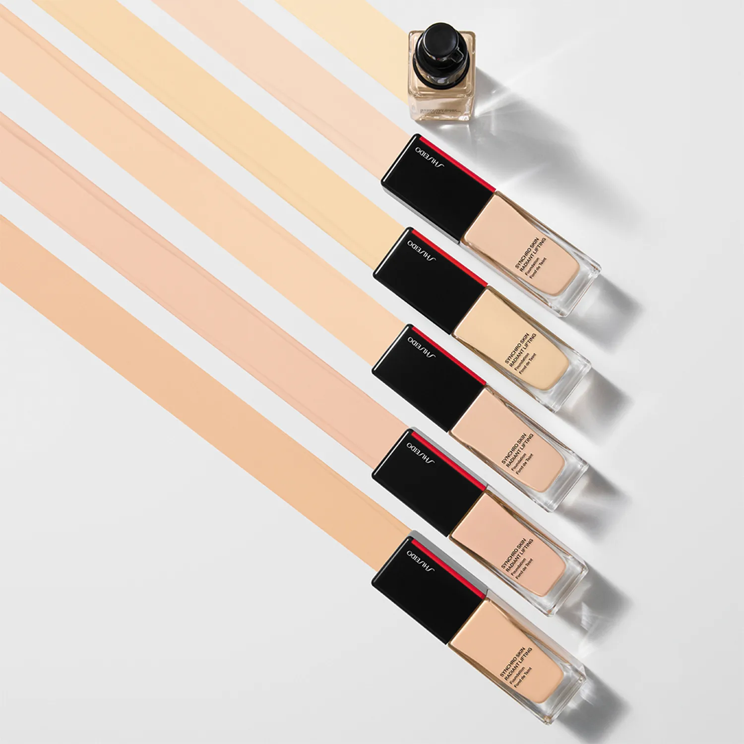 Synchro Skin Тональное средство с эффектом сияния и лифтинга SPF30