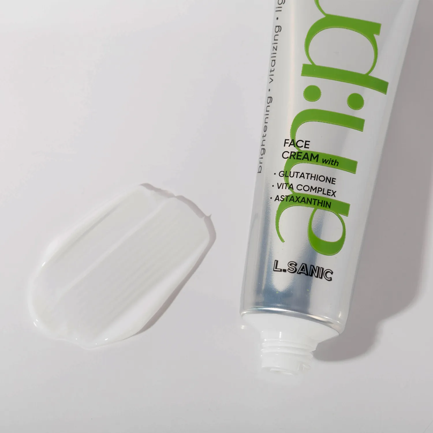 Выравнивающий крем для лица с витаминами и антиоксидантами