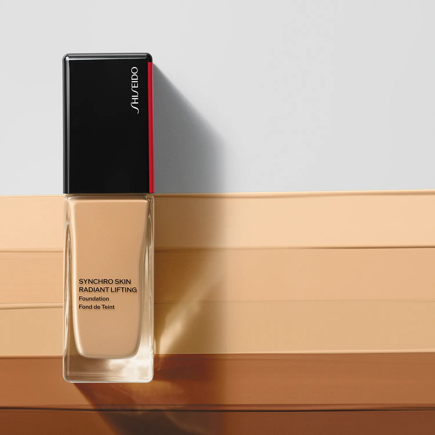 Synchro Skin Тональное средство с эффектом сияния и лифтинга SPF30