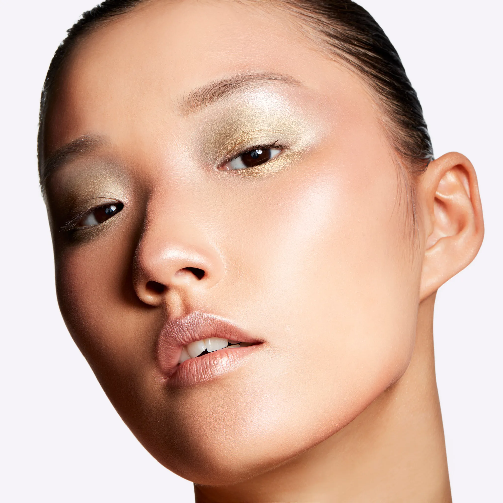 EXTRA DIMENSION SKINFINISH Компактная пудра с эффектом сияния