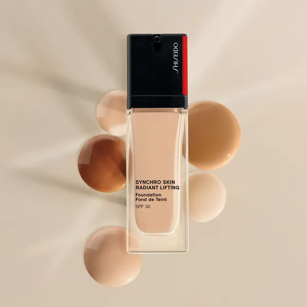 Synchro Skin Тональное средство с эффектом сияния и лифтинга SPF30
