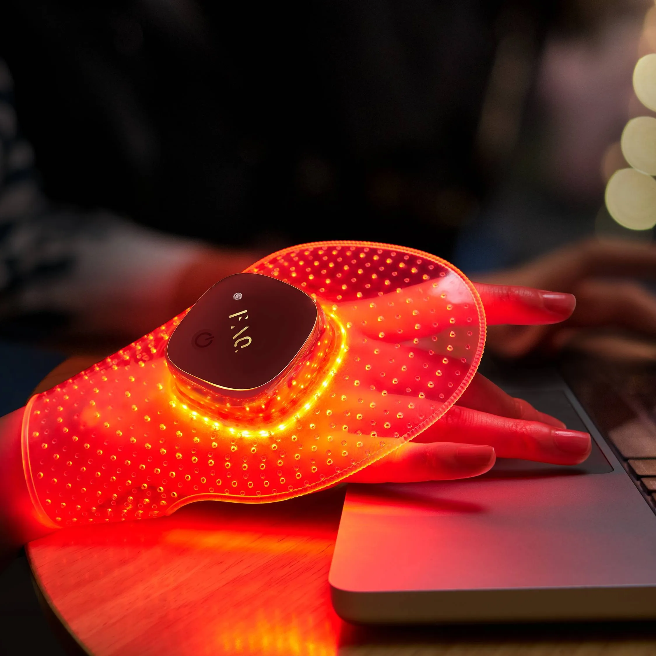 Ультралегкая LED-МАСКА FAQ™ 221 с 7 типами LED-света и ближним инфракрасным светом для молодости ваших рук