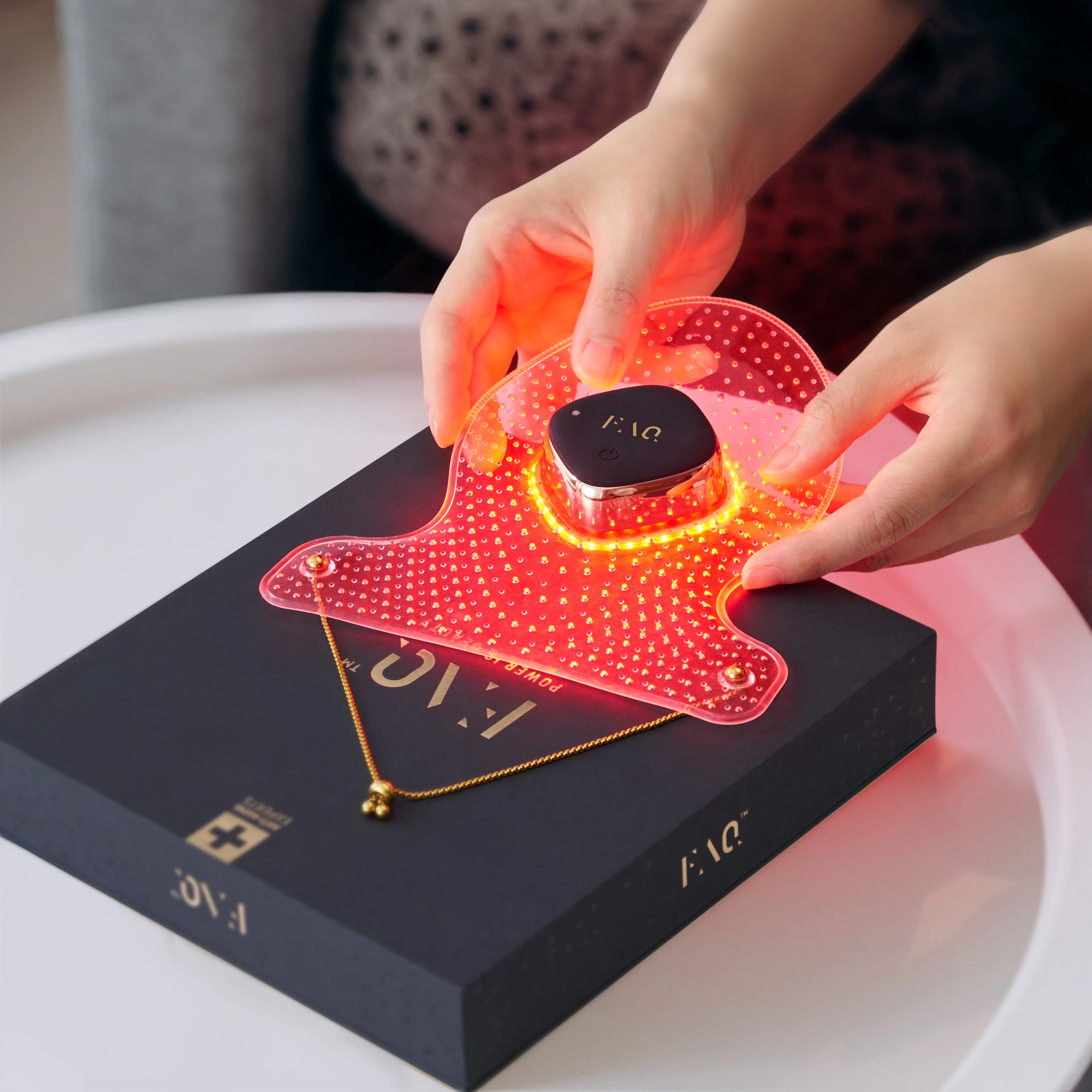 Ультралегкая LED-МАСКА FAQ™ 221 с 7 типами LED-света и ближним инфракрасным светом для молодости ваших рук