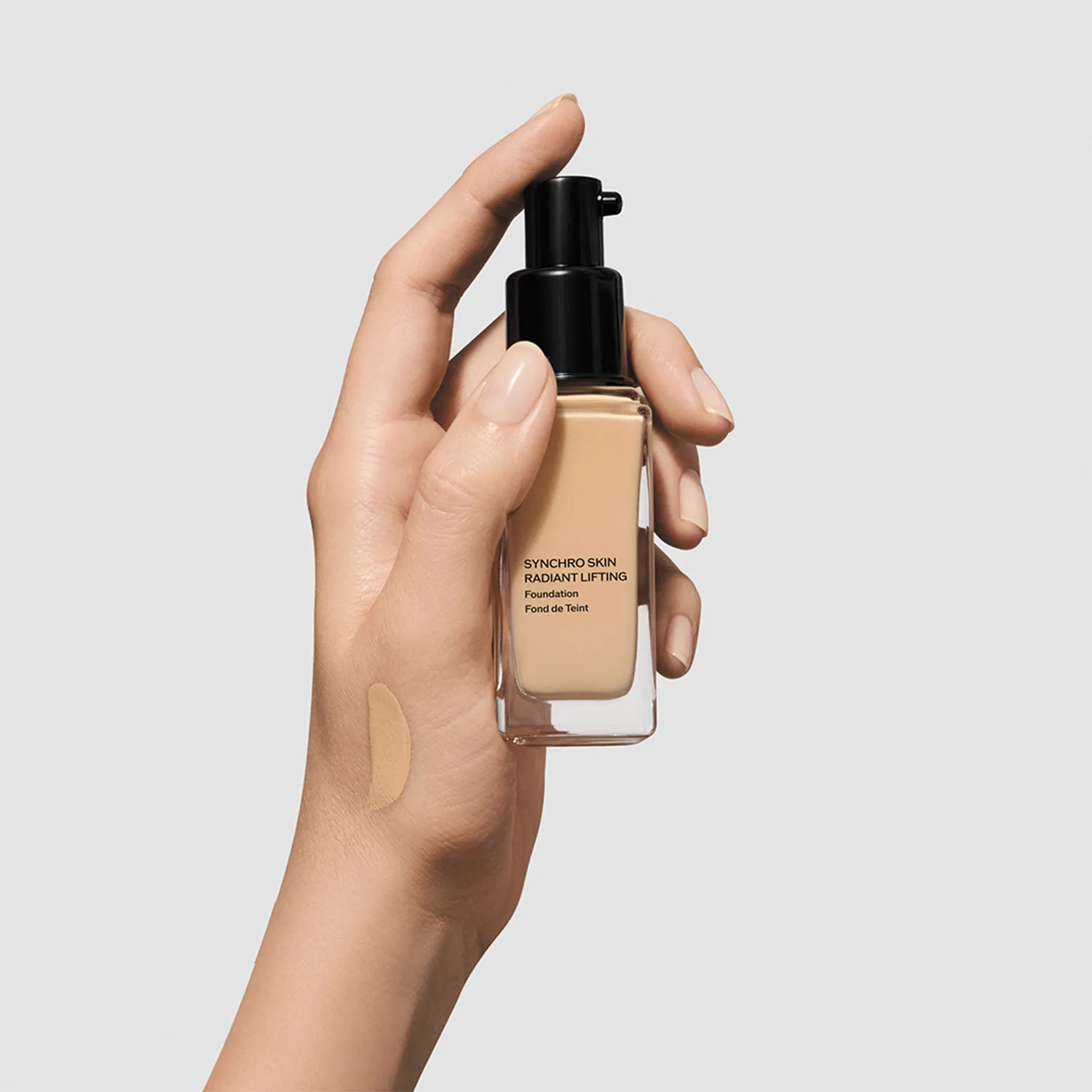 Synchro Skin Тональное средство с эффектом сияния и лифтинга SPF30