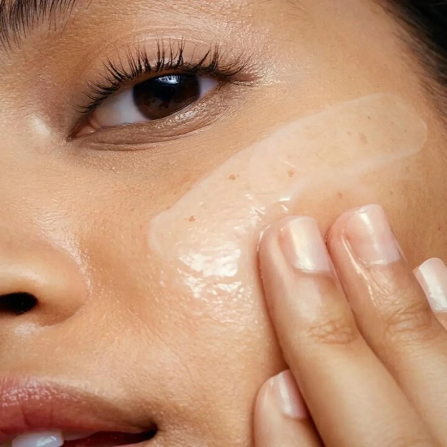 SKIN CARE L'ESSENTIELE Эмульсия для длительного увлажнения кожи лица 