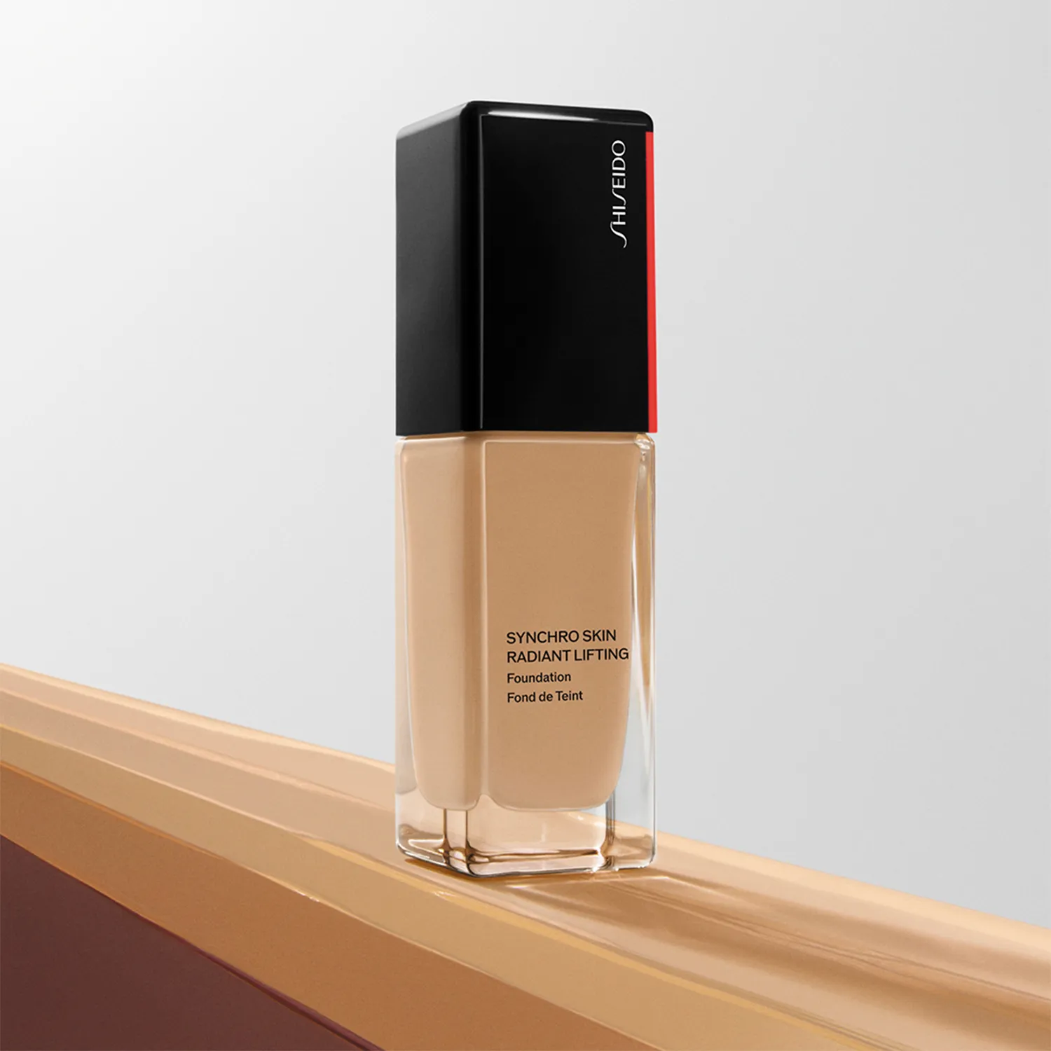 Synchro Skin Тональное средство с эффектом сияния и лифтинга SPF30