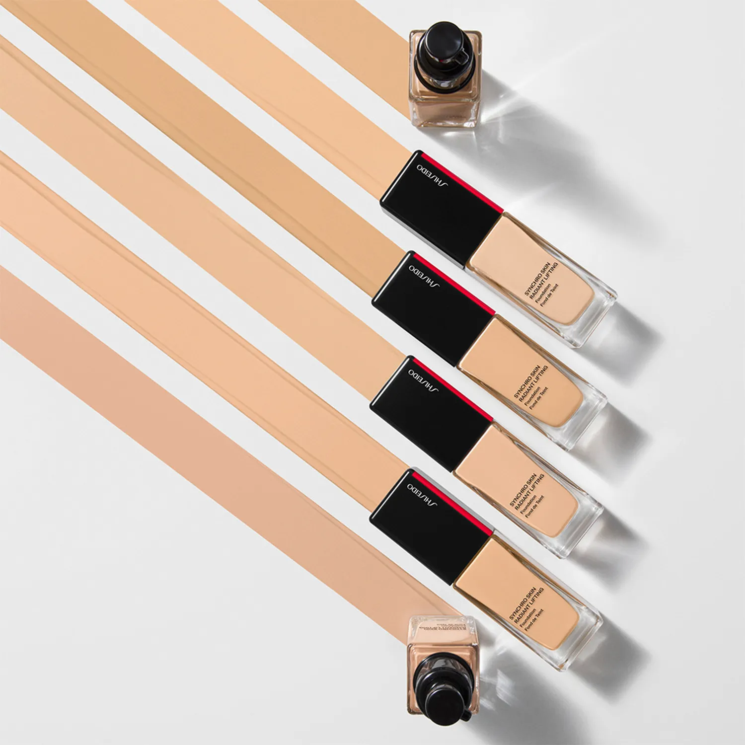 Synchro Skin Тональное средство с эффектом сияния и лифтинга SPF30