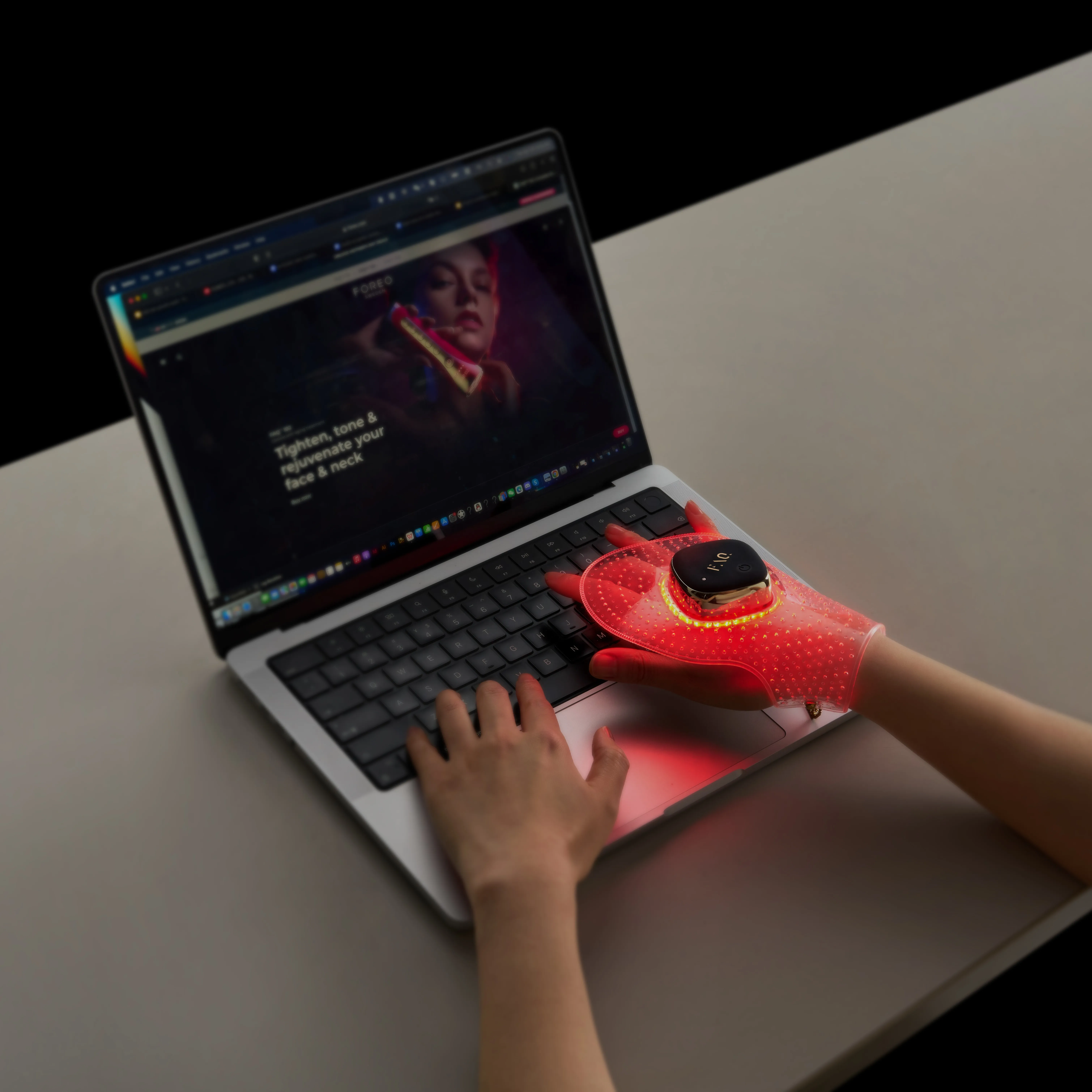 Ультралегкая LED-МАСКА FAQ™ 221 с 7 типами LED-света и ближним инфракрасным светом для молодости ваших рук