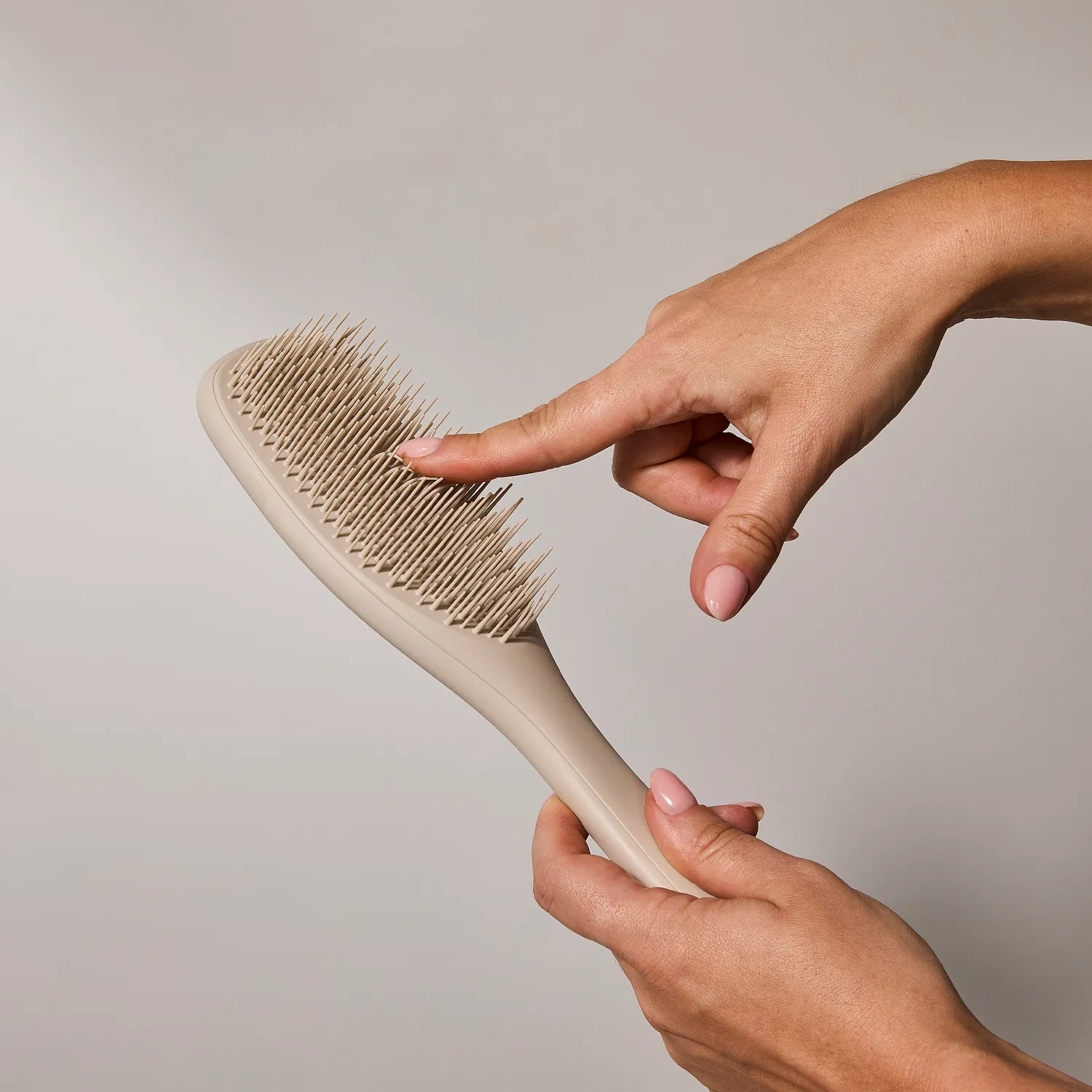 THE ULTIMATE DETANGLER MATTE PUMICE GRAY Расческа