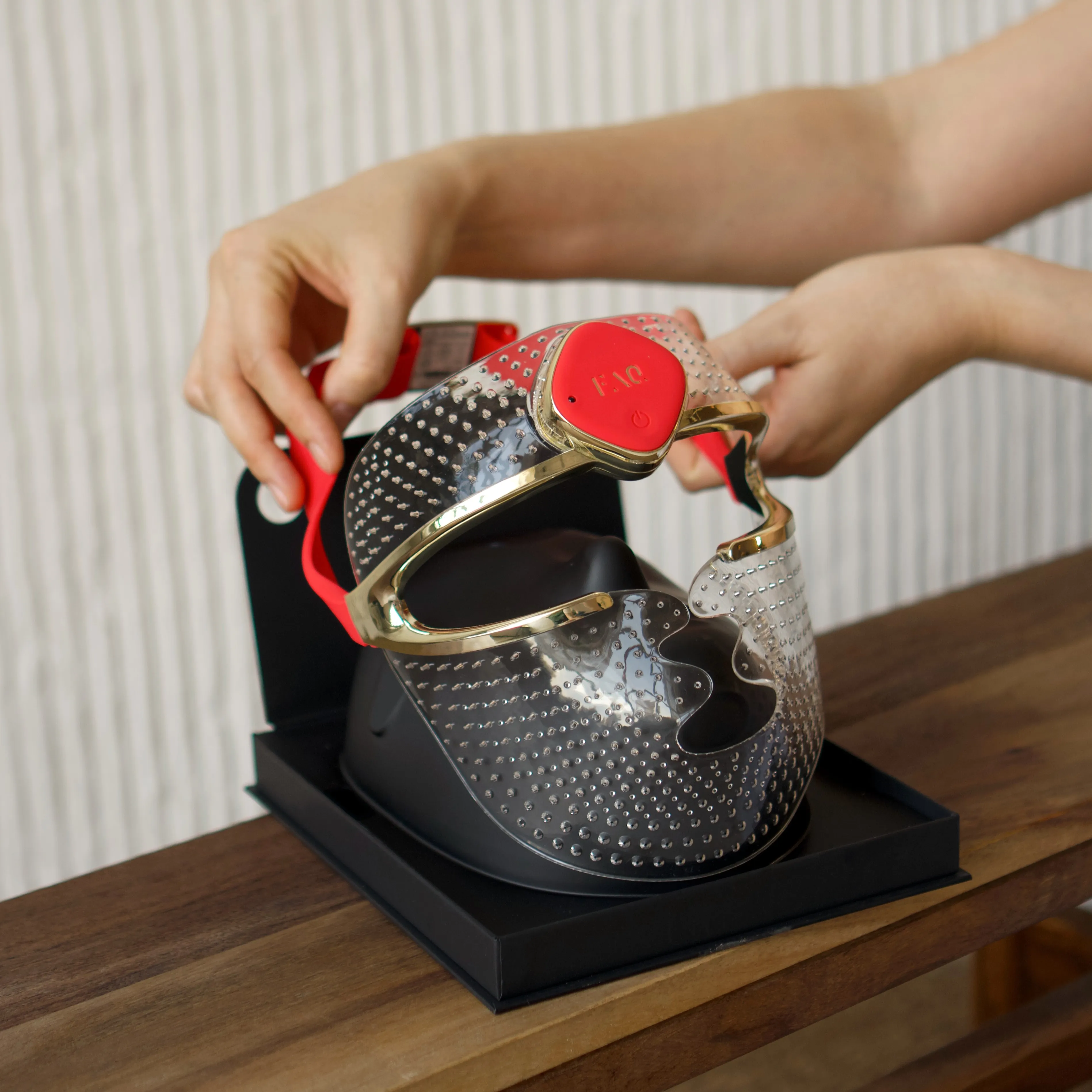 Ультралегкая LED-маска FAQ™ 201 с 3 типами LED-света для молодости вашей кожи