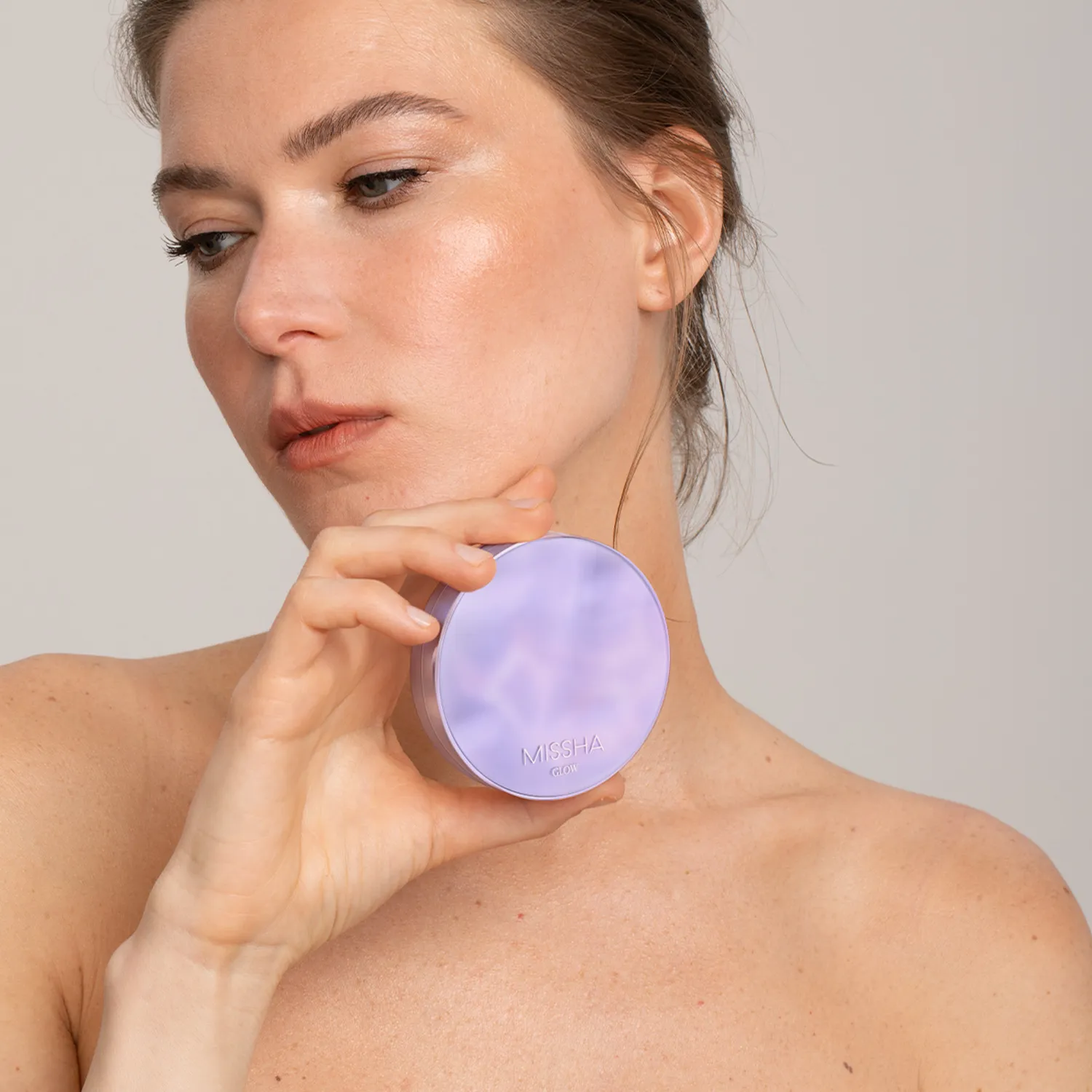 Glow Layering Fit Cushion Тональный кушон c антивозрастной сывороткой Time Revolution Night Repair, естественное сияющее покрытие