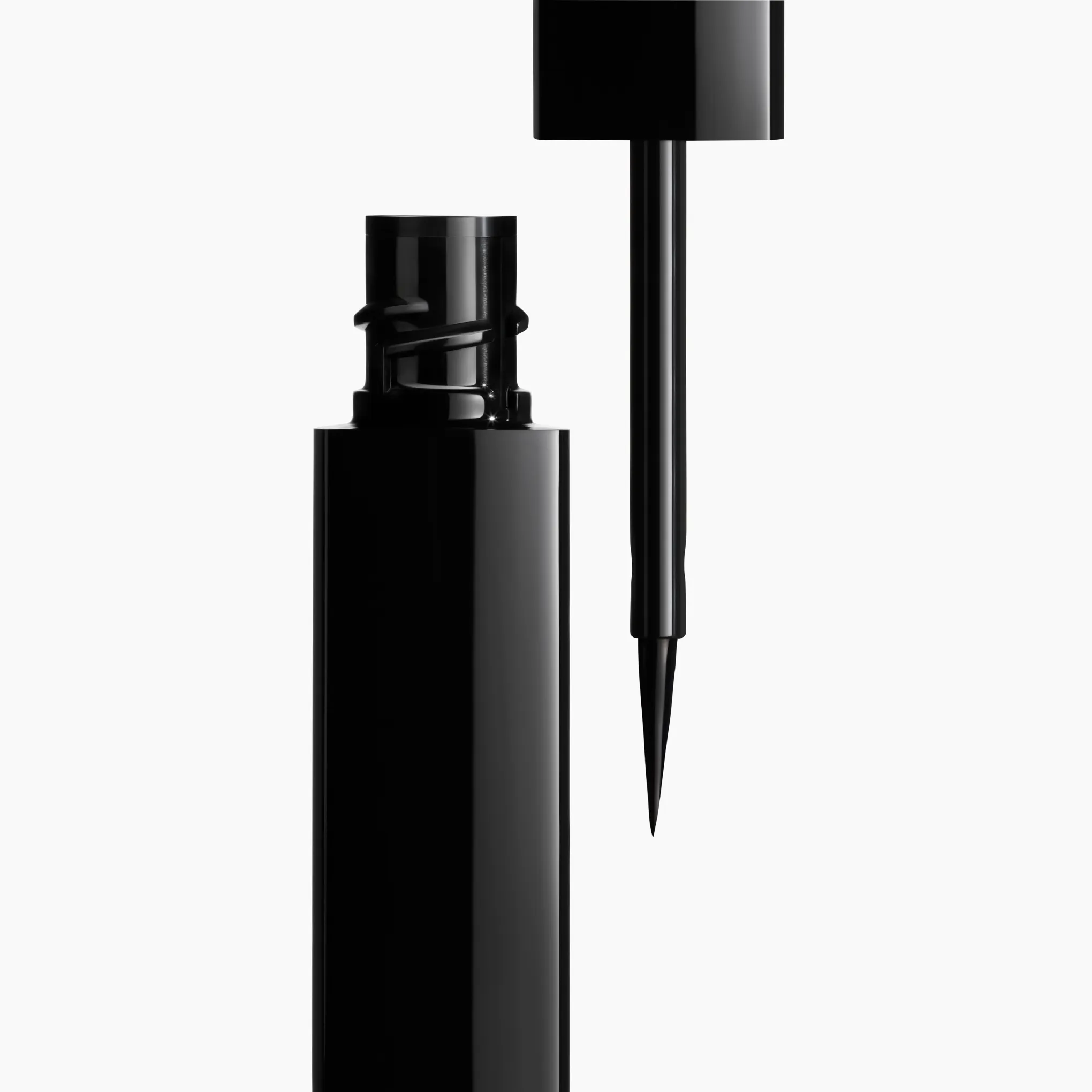 LE LINER DE CHANEL Стойкая жидкая подводка для глаз