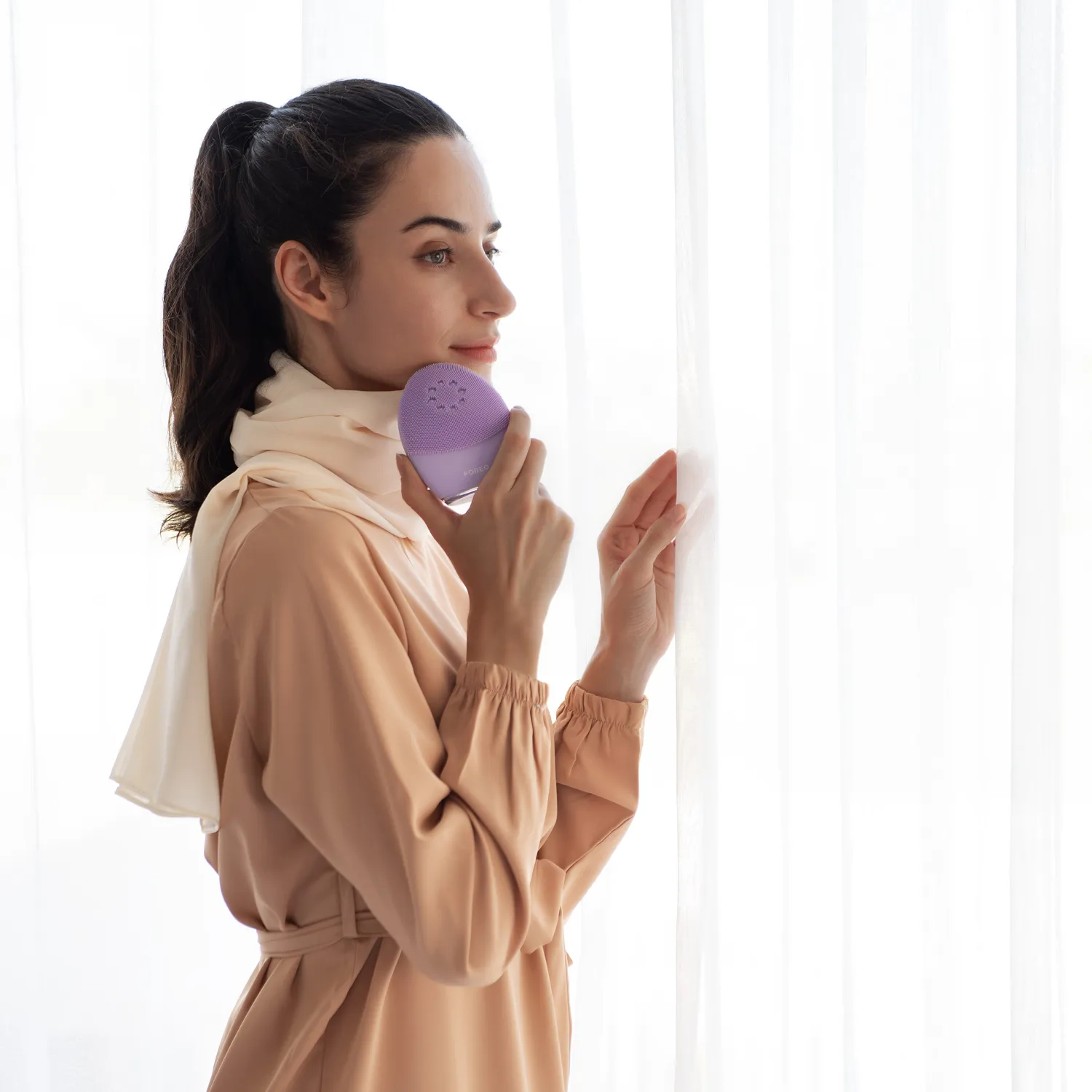 LUNA 4 PLUS SENSITIVE SKIN Щеточка для термоочистки и микротокового тонизирования лица c красным led-светом