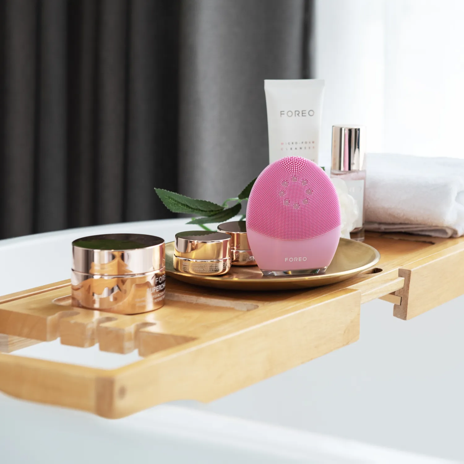 LUNA 4 PLUS NORMAL SKIN Щеточка для термоочистки и микротокового тонизирования лица c красным led-светом